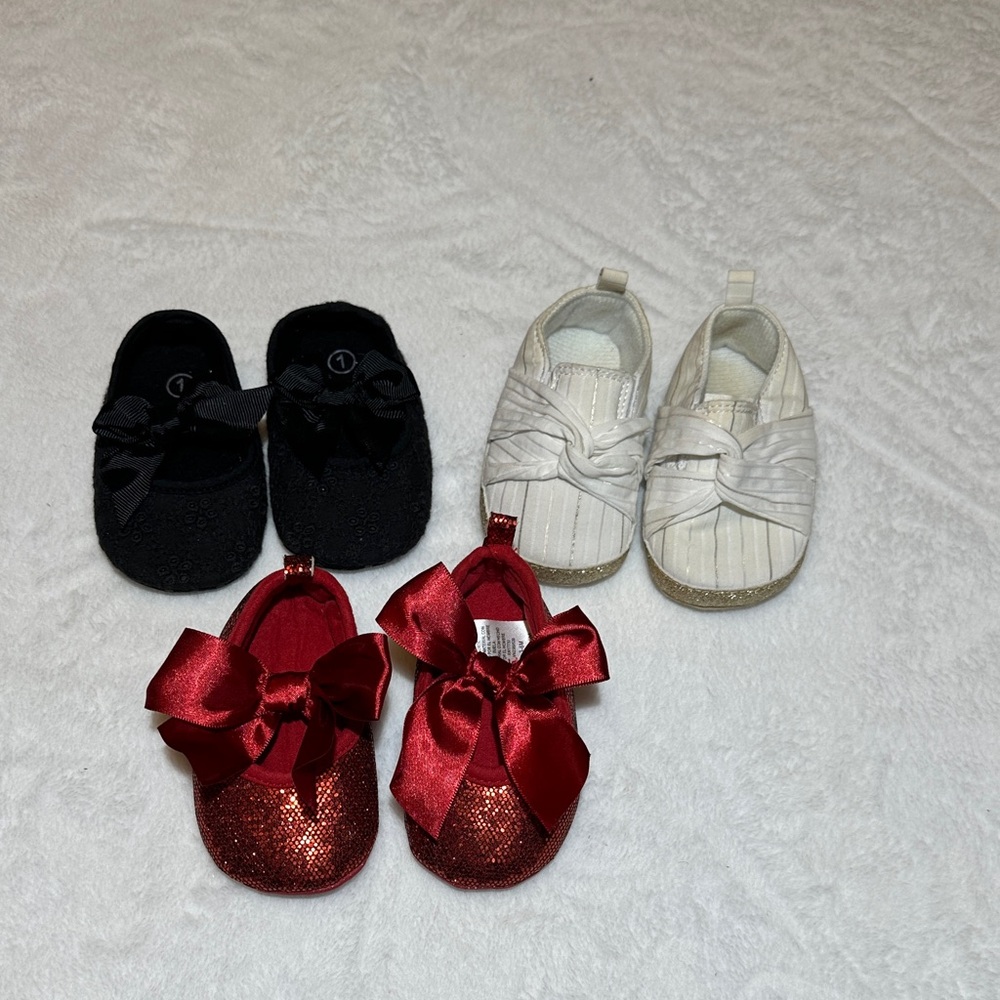 Lot of baby girls Mary jane style crib shoes 3/6mo
